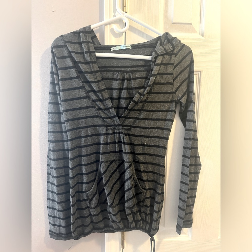 Maurice’s pullover hoodie shirt. Gray and black.